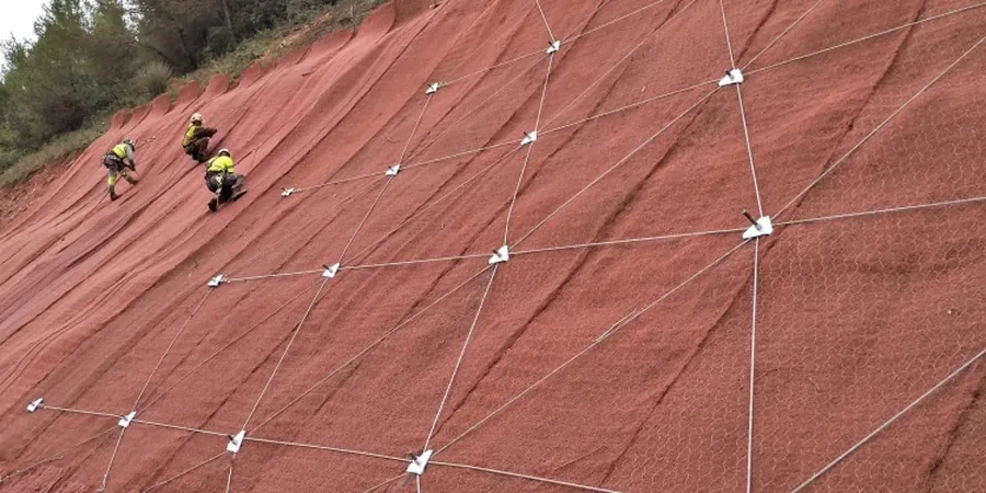 Análisis de Estabilidad de Taludes en San Luis Potosí: Evaluación Geotécnica para Terreno Complejo